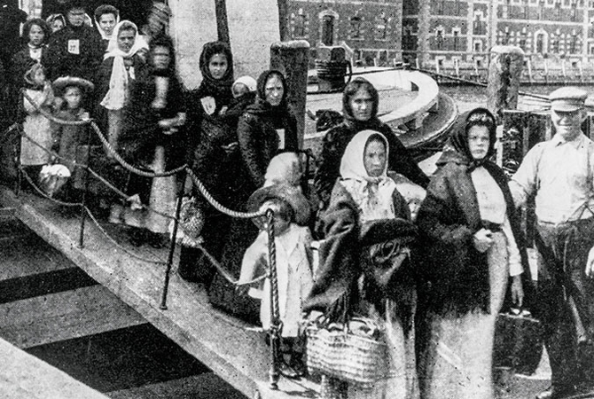 Black and white picture of people immigrating to America